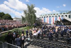 Gorąco na pl. Krasińskich. Okrzyki "złodzieje" i "precz z komuną" na widok parlamentarzystów opozycji
