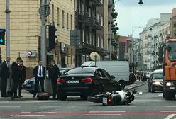 Warszawa. Motocyklista przewrócił się na skrzyżowaniu, "przestraszył się" kolumny SOP