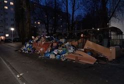 Praga-Południe. Góra śmieci po pożarze kontenera w Warszawie. "Są już szczury"