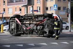 Warszawa. Poważny wypadek karetki na Mokotowie. Przewróciła się na bok