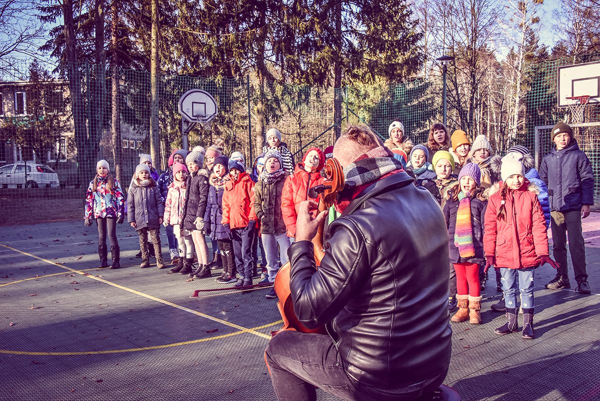 Warszawa. Uczniowie szkoły na Bielanach podczas nagrania teledysku "To już Święta!" 