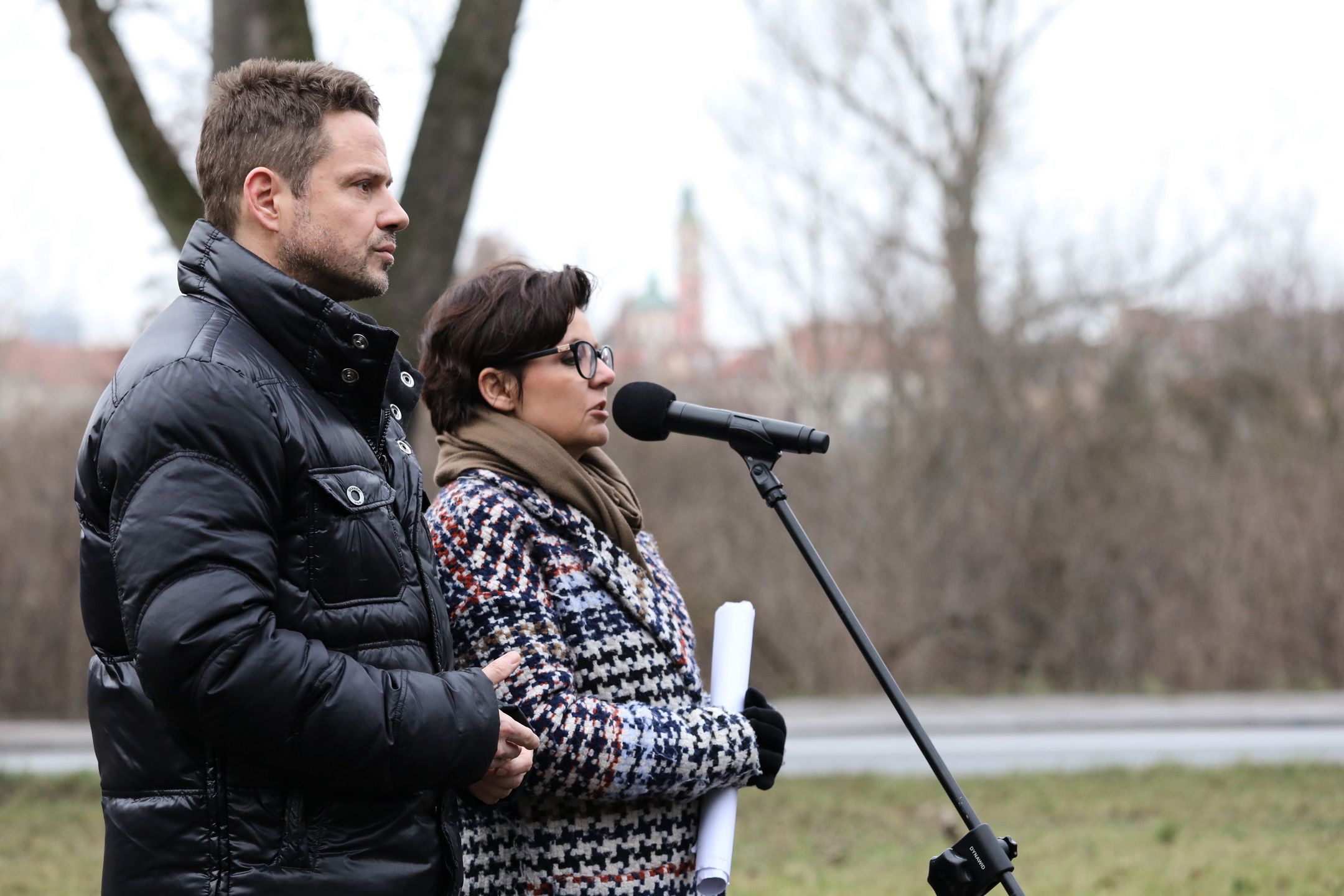 Warszawa. Rafał Trzaskowski i Justyna Glusman podczas briefingu prasowego dot. inwestycji przeciwpowodziowej na Wybrzeżu Helskim 