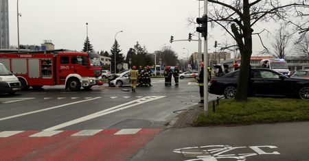 Kolizja na Żwirki i Wigury w Warszawie. Utrudnienia dla podróżujących w stronę centrum