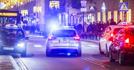 Niecodzienna akcja policji w Warszawie. Eskortowali na sygnale rodzącą kobietę