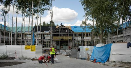 Nie zdążyli z wykończeniem szkoły. Dzieci będą uczyć się... w hotelu