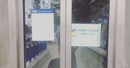 Matka z dziećmi czekała godzinę, aby skorzystać z windy. "Sytuacja bez wyjścia"