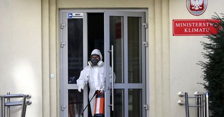 Koronawirus w Warszawie. Burmistrzowie Karczewa i Józefowa na kwarantannie
