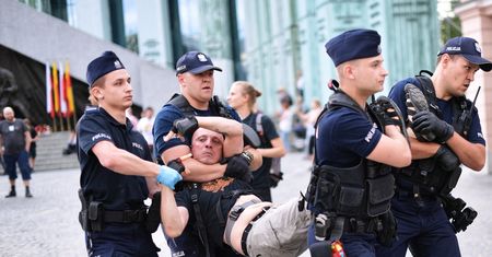 Powstanie Warszawskie. Interwencja policji podczas próby blokady marszu