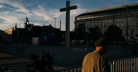 "Nie przychodźcie na Plac Zwycięstwa, bo zadepczą was jak w Meksyku" - ostrzegały służby. Niektórzy mogli oglądać tę msze z okien
