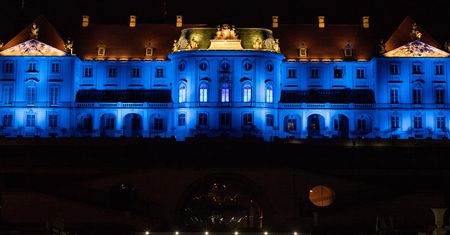 Koronawirus w Warszawie. Zamek Królewski na niebiesko. Na znak solidarności z lekarzami