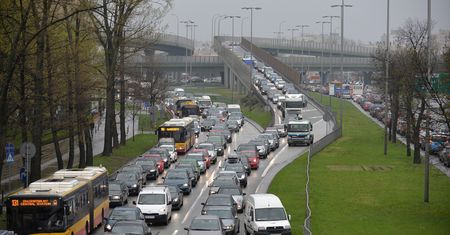 Warszawa częściowo sparaliżowana. Wypadek tramwajów przy Puławskiej - są ranne dzieci