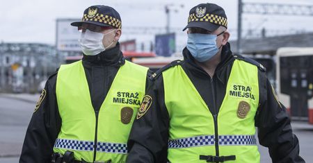 Warszawa. Bezdomny miał objawy koronawirusa. Zaopiekowali się nim strażnicy miejscy