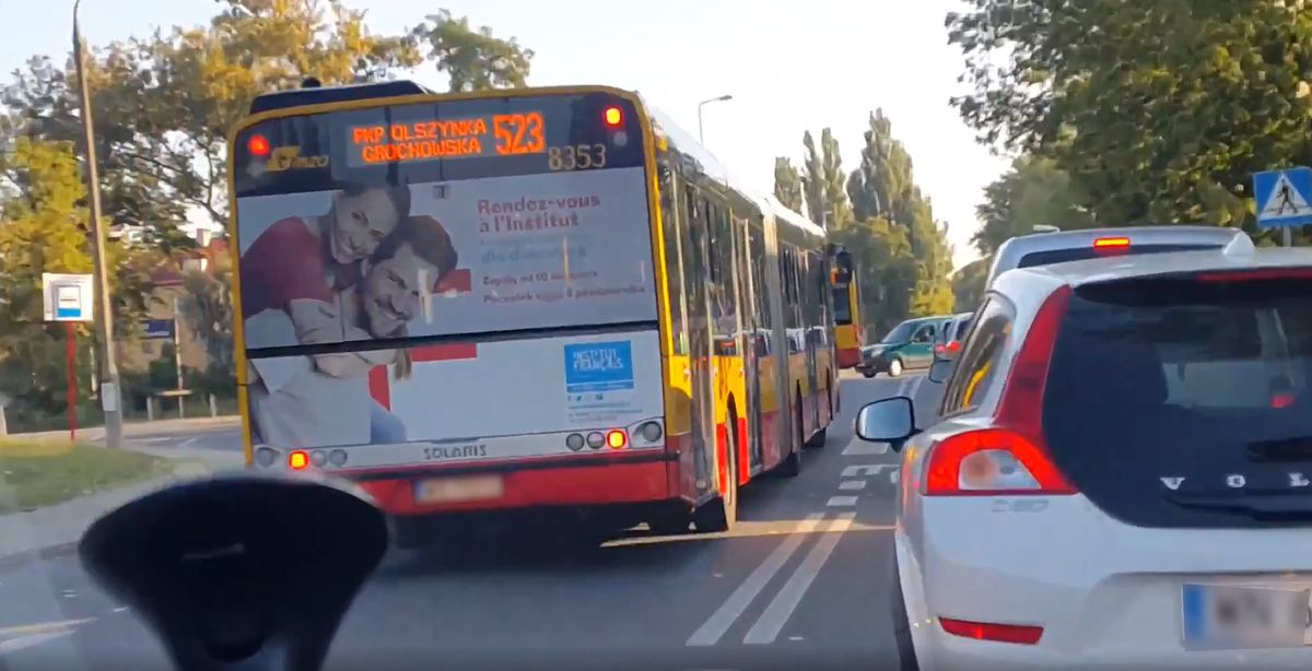 Warszawa. Na podwójnej ciągłej, przez przejście dla pieszych. Tak jeżdżą kierowcy autobusów