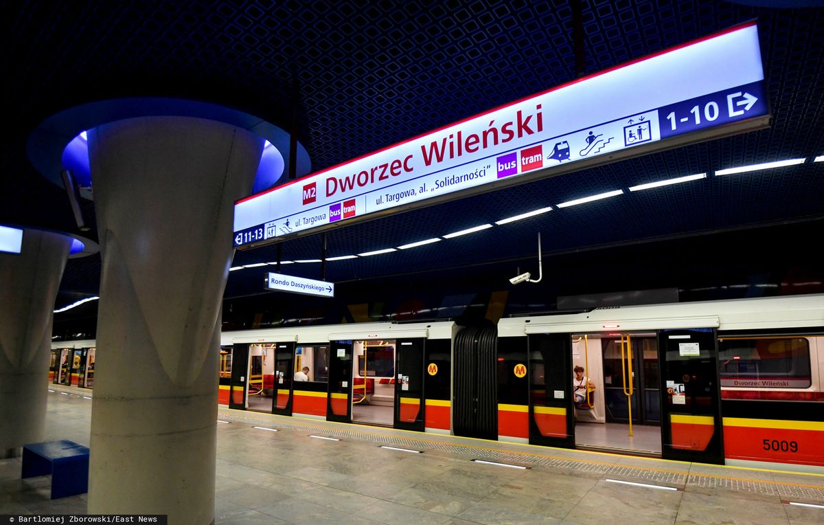 Nieprzytomny mężczyzna na stacji metra Dworzec Wileński. Reanimacja nie powiodła się