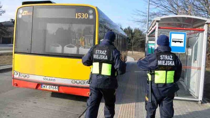 Pijany 13-latek w Warszawie. Z autobusu musiał wyciągnąć go kierowca