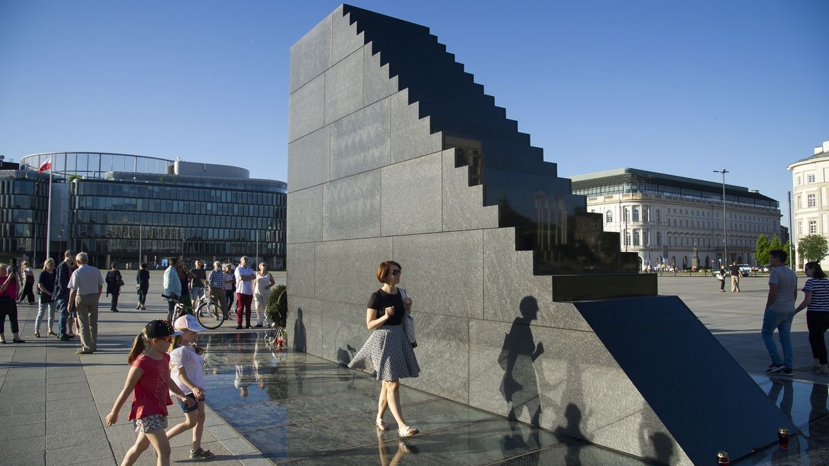 Pomnik Ofiar Tragedii Smoleńskiej  "zdobyty" przez chuligana