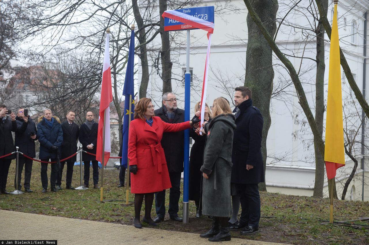 Aleja Pawła Adamowicza w Warszawie odsłonięta. "To symbol samorządu"