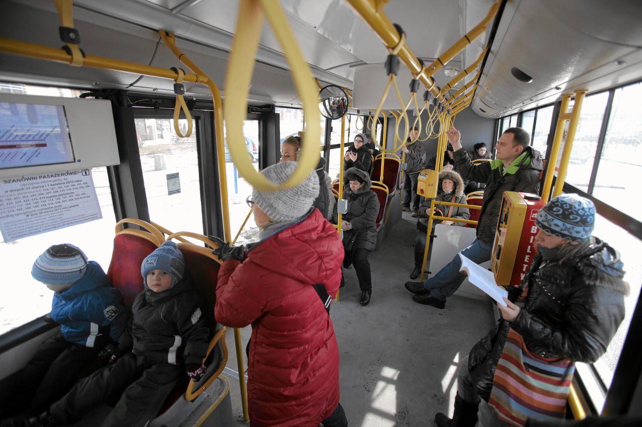 Kierowca ZTM kazał wyjść z autobusu matce z dzieckiem. "Takie są przepisy"