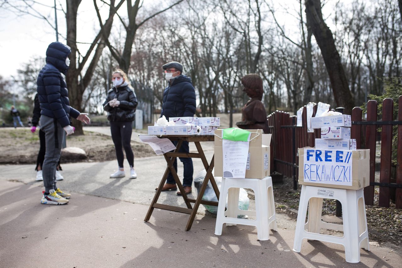 Warszawa. Wietnamczycy rozdawali w parku Szczęśliwickim maski i rękawiczki