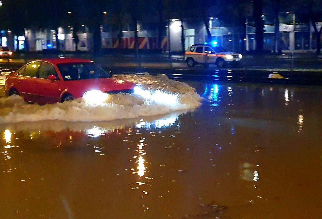 Zalana Grójecka. Duże utrudnienia i brak wody w mieszkaniach