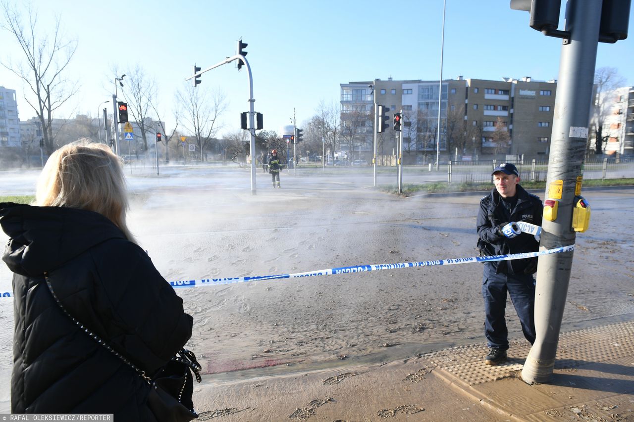 Warszawa. Awaria ciepłownicza na Sadybie. MPWiK: "Sieć wodociągowa jest nienaruszona, ale mamy inną awarię"