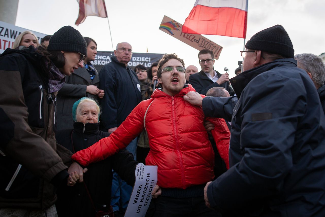Protest przeciwko deklaracji LGBT+. Szarpanina pod sceną