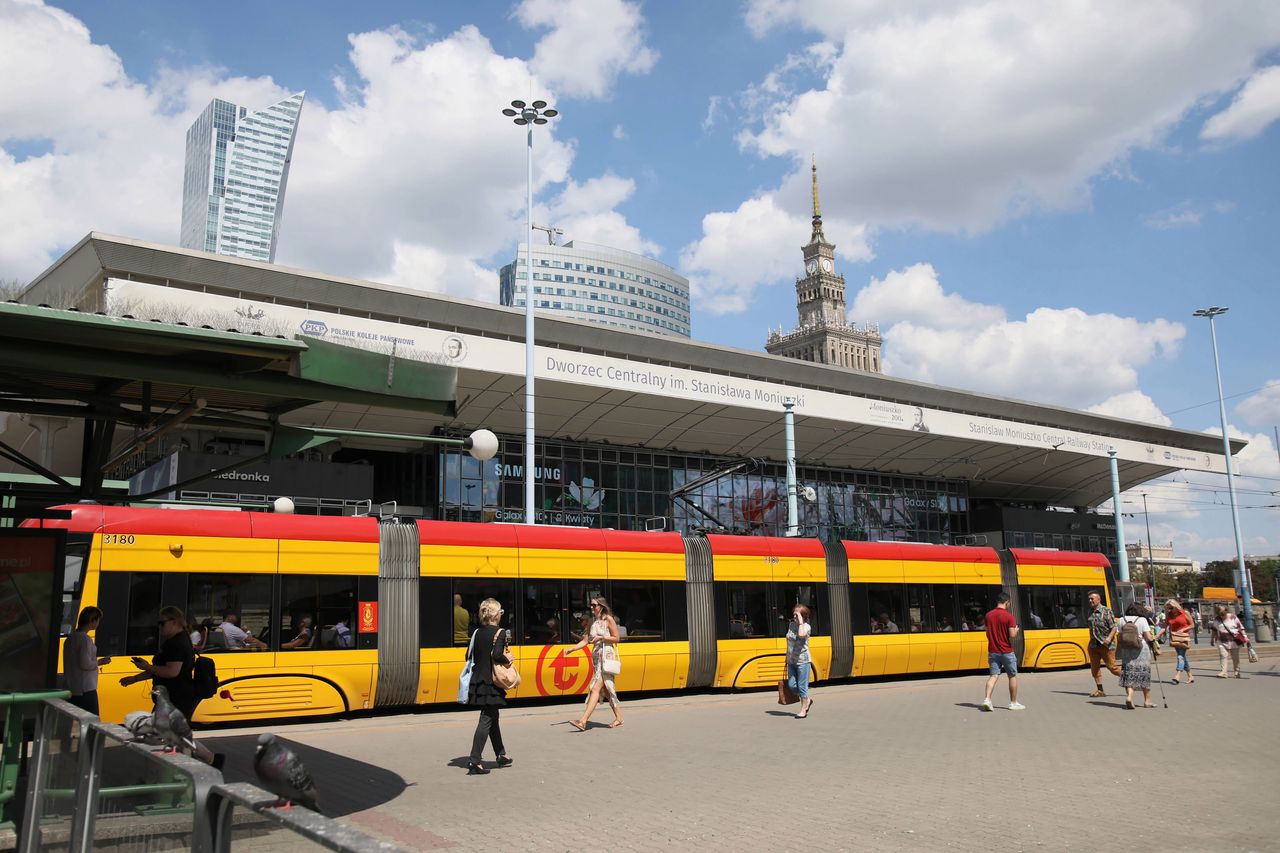 Warszawa. Pożar na Dworcu Centralnym, ogień pojawił się między torami