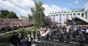 Gorąco na pl. Krasińskich. Okrzyki "złodzieje" i "precz z komuną" na widok parlamentarzystów opozycji