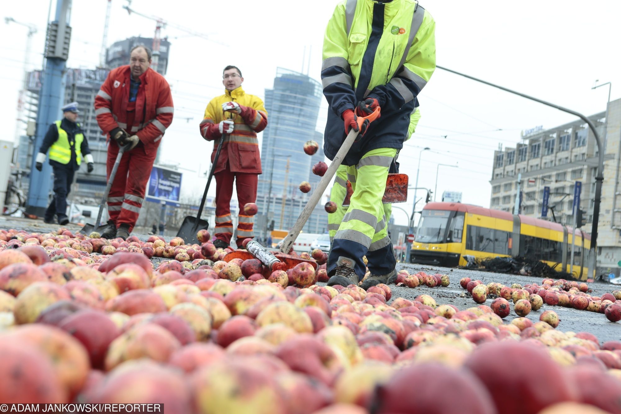 Plac Zawiszy Warszawa - jabłka i spalone opony. Zarząd Oczyszczania Miasta uprzątnął pozostawiony bałagan.