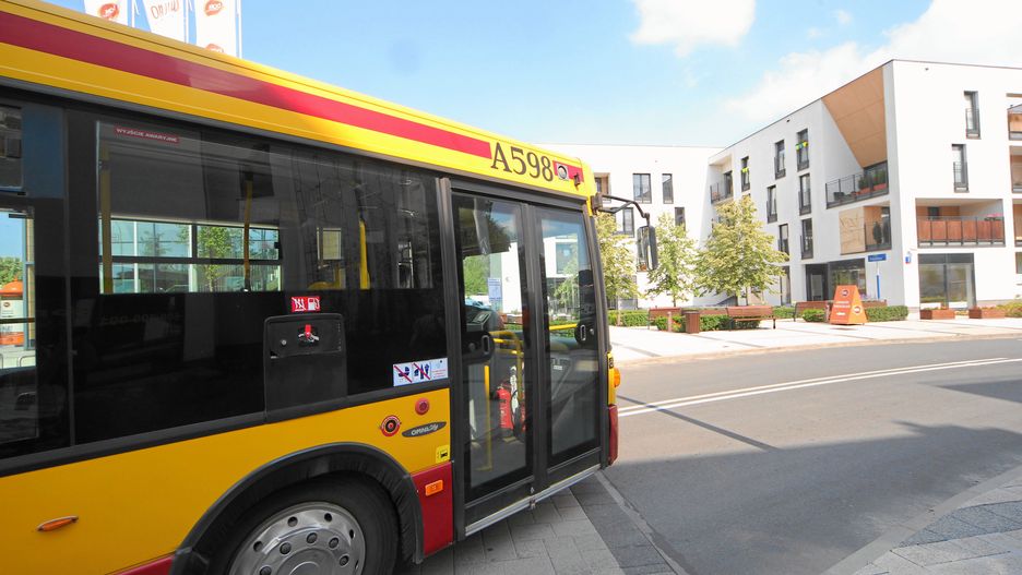 Drzwi w autobusie linii 192 zamknęły się wyjątkowo szybko, nie dając szans matce na opuszczenie pojazdu