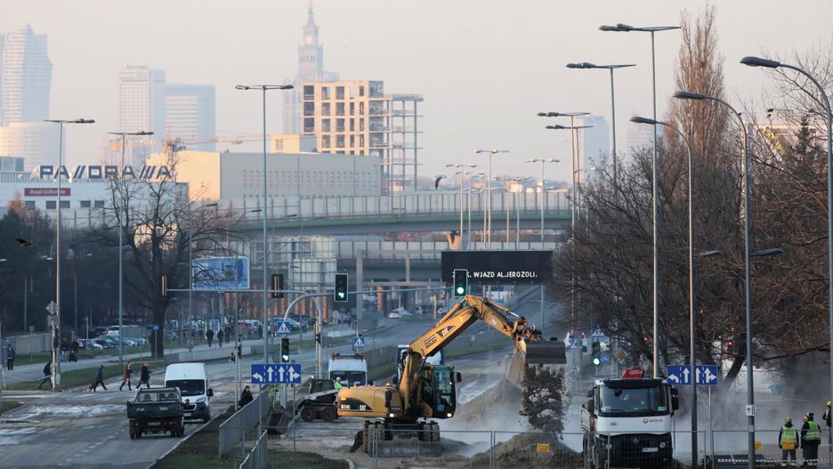 Warszawa. Prace naprawcze w miejscu awarii ciepłowniczej na Sadybie