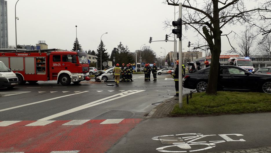 Warszawa. Kolizja na skrzyżowaniu ulic Żwirki i Wigury i 1 Sierpnia