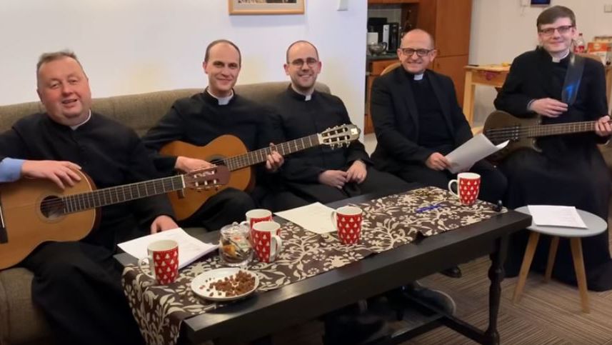 Koronawirus w Warszawie. Księża nagrali piosenkę dla parafian