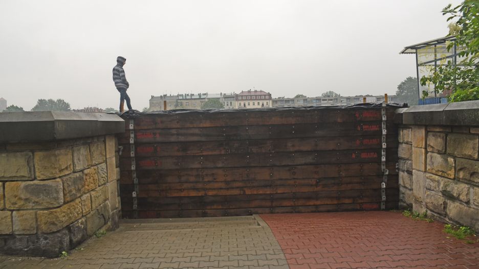 Kraków. Zabezpieczenia przeciwpowodziowe przy Bulwarach Wiślanych w stolicy Małopolski, maj 2019 r.