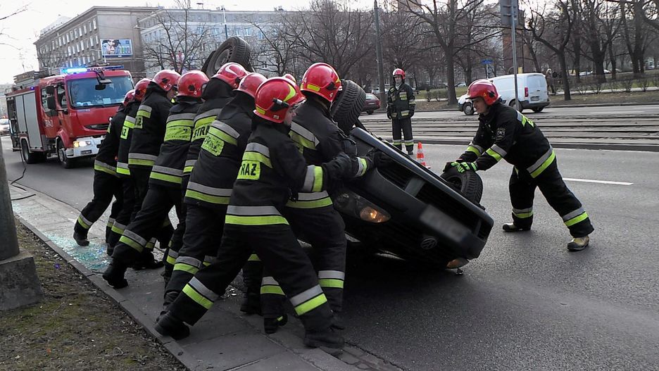 Warszawa. We wtorek rano samochód osobowy dachował na S8 [zdj. archiwalne]