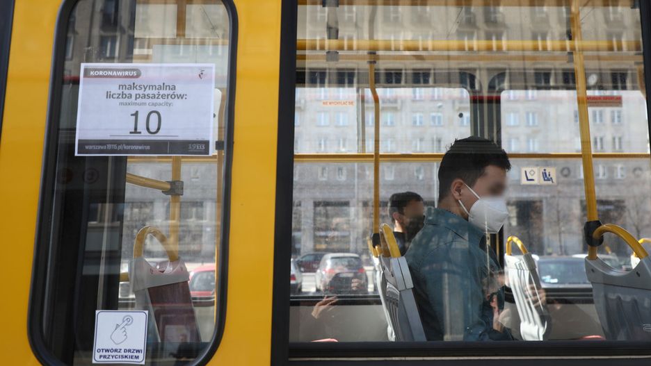 Koronawirus w Warszawie. W komunikacji miejskiej połowa miejsc musi być pusta.