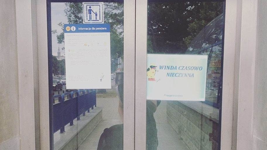 Takie kartki to częsty widok na stacjach warszawskiego metra.