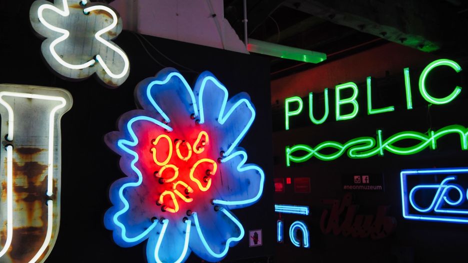 W stałej kolekcji muzeum znajduje się ok. 100 starych neonów i innych instalacji reklamowych. 