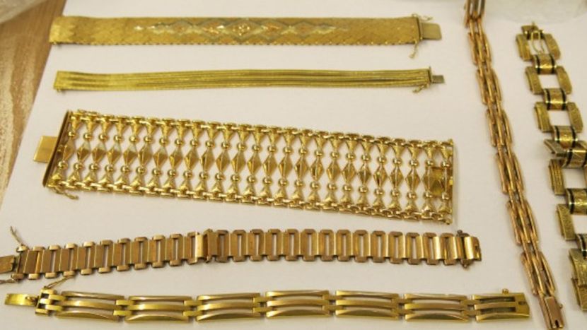 Zatrzymane przez CBŚP osoby wyłudziły cenną biżuterię i monety.