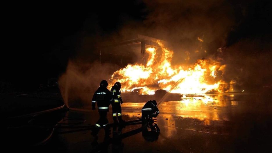 Pożar sortowni śmieci w Warszawie. Strażacy walczą z ogniem