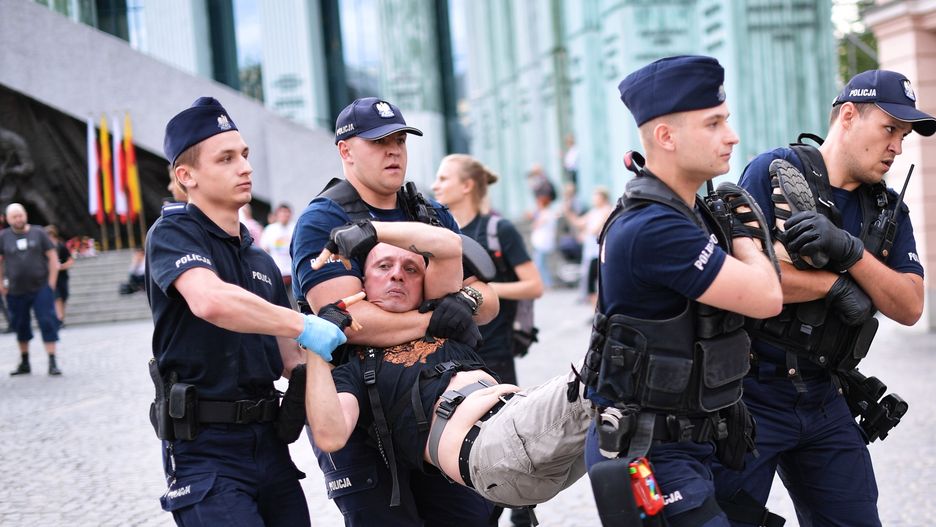 Warszawa. Policja usunęła protestujących z placu Krasińskich 