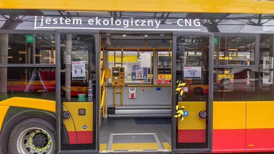 Koronawirus w Warszawie. Na autobusach zamieszczono kartki z maksymalną liczbą pasażerów