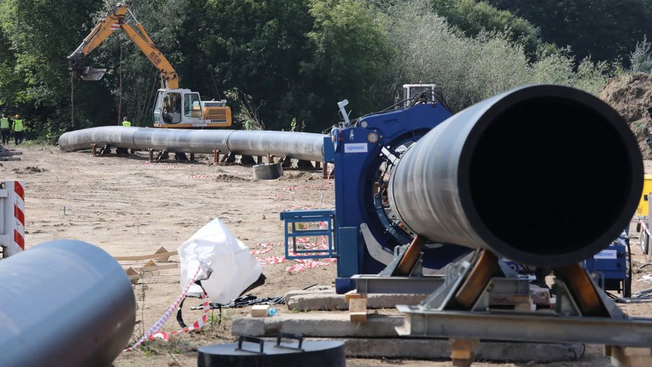 Warszawa. Awaria w oczyszczalni ścieków Czajka. Trwa zgrzewanie elementów konstrukcji, którą popłyną ścieki