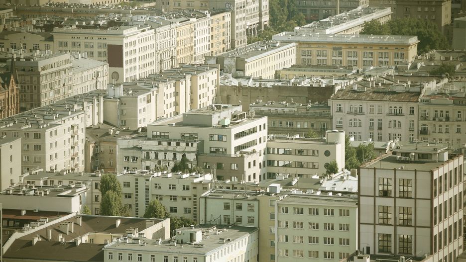 Warszawa. CBA zatrzymało znanego notariusza. Chodzi o aferę reprywatyzacyjną. Widok z Pałacu Kultury na centrum Warszawy.
