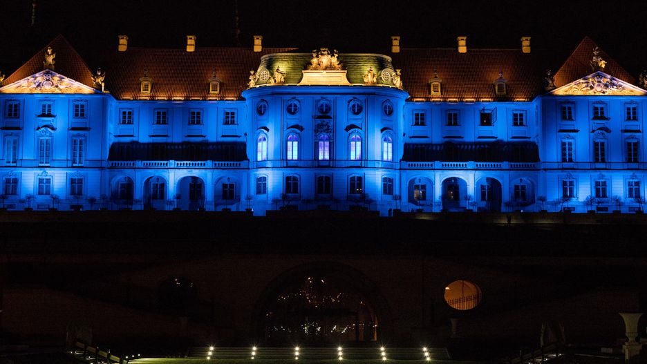 Warszawa. Elewacja Zamku Królewskiego zaświeciła się w niedzielę o godz. 19.