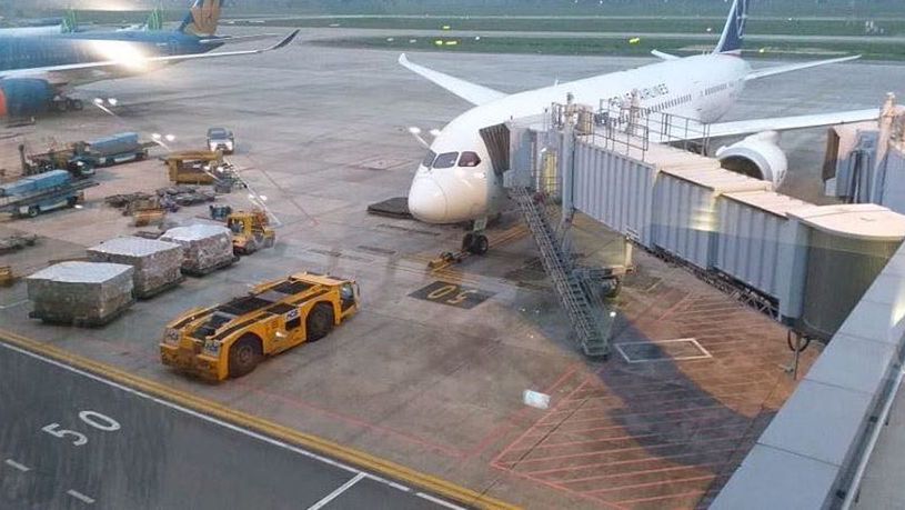 Koronawirus w Polsce. Na Okęciu wylądował samolot samolot z artykułami medycznymi