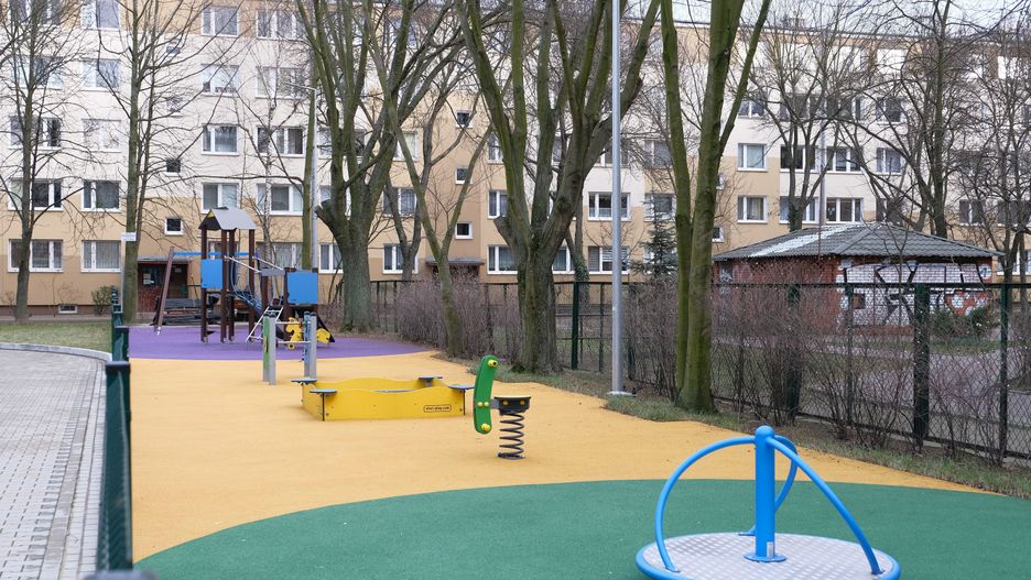 Koronawirus w Warszawie. Dzielnice zamykają place zabaw i siłownie plenerowe.