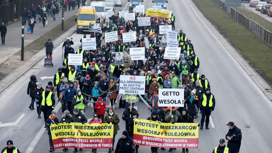 Warszawa. Protest mieszkańców Wesołej przeciwko przebiegowi Wschodniej Obwodnicy Warszawy, przed siedzibą Ministerstwa Środowiska i Generalnej Dyrekcji Ochrony Środowiska. Luty 2019 r.