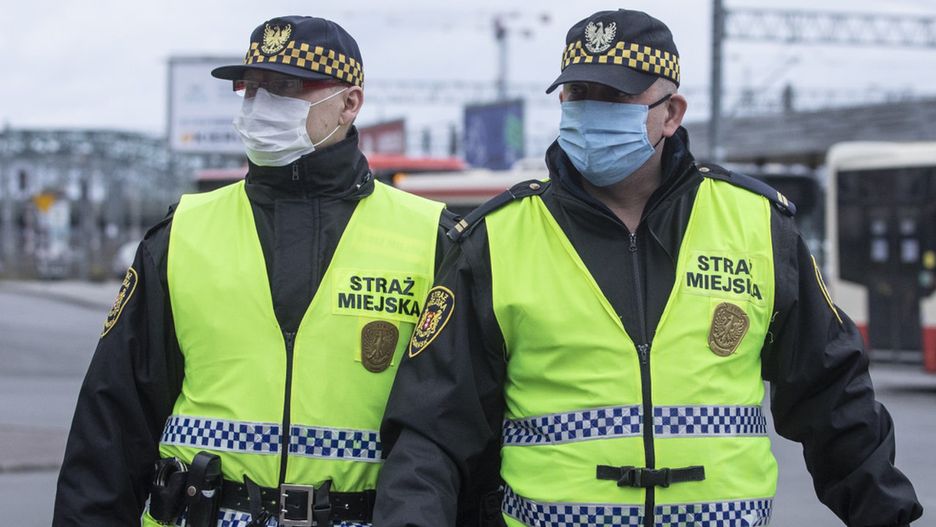 Koronawirus w Warszawie. Strażnicy miejscy zachowali odpowiednie środki ostrożności.