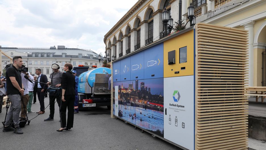 Warszawa. Recyklomaty w stolicy to projekt realizowany dzięki współpracy władz miasta z koncernem Coca-Cola i Fundacją Nasza Ziemia, na zdjęciu plac Bankowy